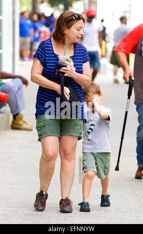 Rachel Dratch, transportant un Starbucks café glacé, repéré avec son fils Eli Benjamin marche autour de Soho à New York City avec : Rachel Dratch,Eli Benjamin Wahl Où : New York City, New York, United States Quand : 06 août 2014 Banque D'Images