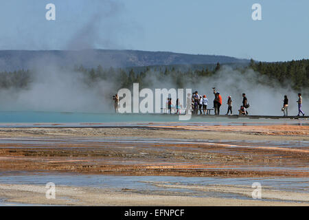 Dans cette image de Jim Peaco, les visiteurs marchent sur la promenade de Grand Prismatic Spring dans le Midway Geyser Basin, dans le parc national de Yellowstone, en juin 2013. Le printemps emblématique, connu pour ses couleurs vives, attire des touristes du monde entier. Banque D'Images
