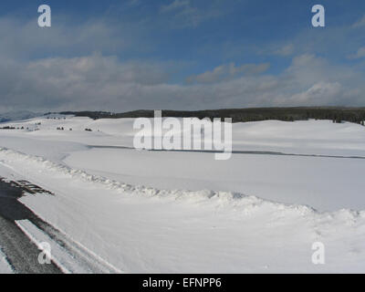 Yellowstone River running through Hayden Valley le labourage du printemps ; Banque D'Images