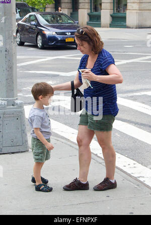 Rachel Dratch, transportant un Starbucks café glacé, repéré avec son fils Eli Benjamin marche autour de Soho à New York City avec : Rachel Dratch,Eli Benjamin Wahl Où : New York City, New York, United States Quand : 06 août 2014 Banque D'Images