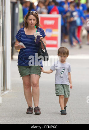 Rachel Dratch, transportant un Starbucks café glacé, repéré avec son fils Eli Benjamin marche autour de Soho à New York City avec : Rachel Dratch,Eli Benjamin Wahl Où : New York City, New York, United States Quand : 06 août 2014 Banque D'Images