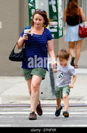 Rachel Dratch, transportant un Starbucks café glacé, repéré avec son fils Eli Benjamin marche autour de Soho à New York City avec : Rachel Dratch,Eli Benjamin Wahl Où : New York City, New York, United States Quand : 06 août 2014 Banque D'Images