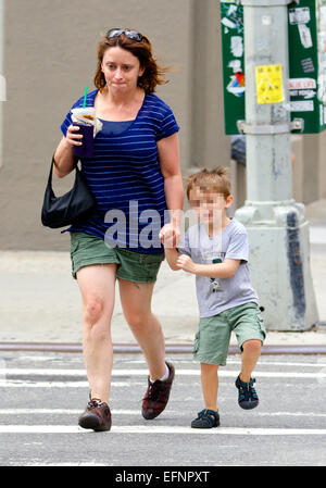 Rachel Dratch, transportant un Starbucks café glacé, repéré avec son fils Eli Benjamin marche autour de Soho à New York City avec : Rachel Dratch,Eli Benjamin Wahl Où : New York City, New York, United States Quand : 06 août 2014 Banque D'Images