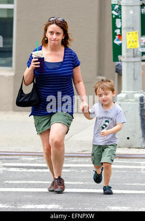 Rachel Dratch, transportant un Starbucks café glacé, repéré avec son fils Eli Benjamin marche autour de Soho à New York City avec : Rachel Dratch,Eli Benjamin Wahl Où : New York City, New York, United States Quand : 06 août 2014 Banque D'Images