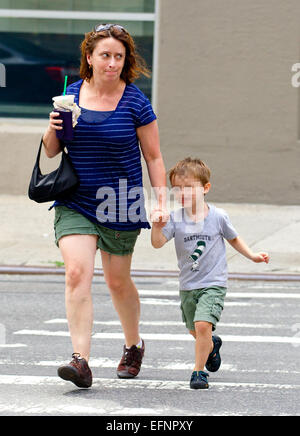 Rachel Dratch, transportant un Starbucks café glacé, repéré avec son fils Eli Benjamin marche autour de Soho à New York City avec : Rachel Dratch,Eli Benjamin Wahl Où : New York City, New York, United States Quand : 06 août 2014 Banque D'Images