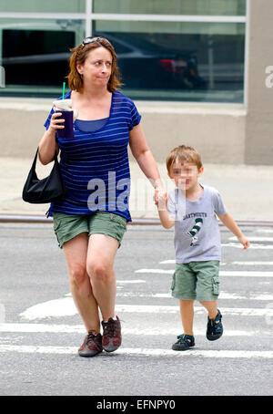 Rachel Dratch, transportant un Starbucks café glacé, repéré avec son fils Eli Benjamin marche autour de Soho à New York City avec : Rachel Dratch,Eli Benjamin Wahl Où : New York City, New York, United States Quand : 06 août 2014 Banque D'Images
