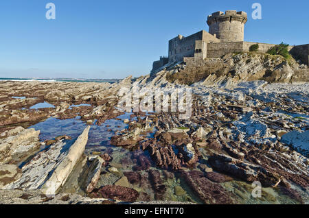 Fort de Socoa, une forteresse du 15e siècle construit par Louis XIII, vu de roches de l'océan Atlantique à marée basse des coûts, nombre de Basque Banque D'Images