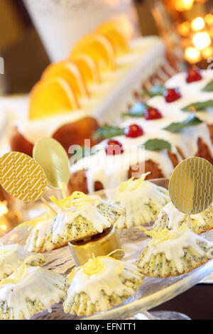 Muffins citron pavot Graines de Noël sur la table décorée Banque D'Images