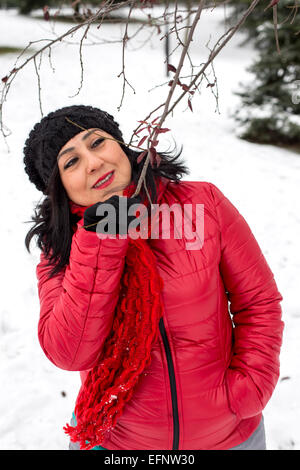 Les femmes turques aux cheveux noirs à la recherche de branches d'un jour de neige background Banque D'Images