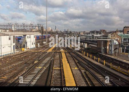 La gare de Clapham Common, vue depuis le pont sur la voie ferrée avec Londres dans la distance Banque D'Images