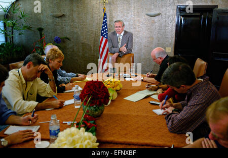 Le secrétaire américain à la défense, Donald Rumsfeld, mémoires sur les journalistes la réunion des ministres de la Défense des Amériques, tenue le 15 novembre 2004 à Quito, Equateur. Banque D'Images