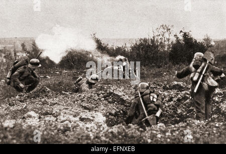 Les soldats allemands à l'aide d'un Minenwerfer ou lanceur de mine dans le no man's land pendant la Première Guerre mondiale. Banque D'Images