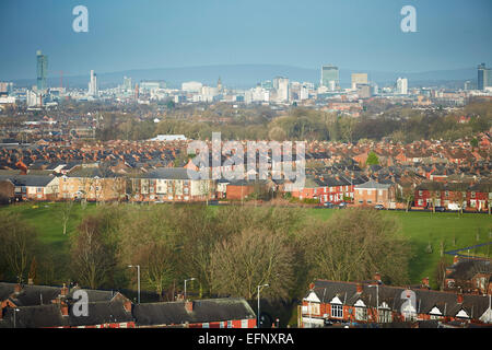 Terrasse retour à l'arrière du logement en toits Levenshulme Manchester UK avec le centre-ville de Manchester derrière l'horizon Banque D'Images