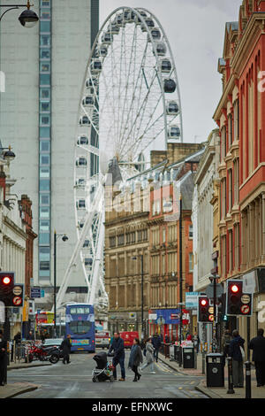 Quart nord Manchester Uk.à la Oldham Street vers le bas vers le centre et la grande roue Banque D'Images