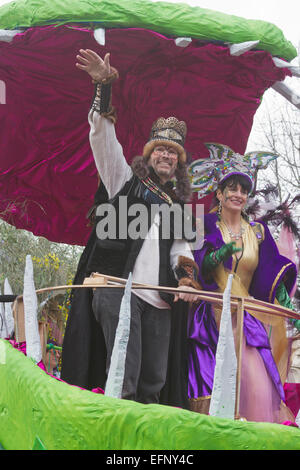 Le Roi et la Reine de l'anarchie vague à leurs sujets à partir d'un flotteur dans le ressort de la parade du Mardi Gras Banque D'Images