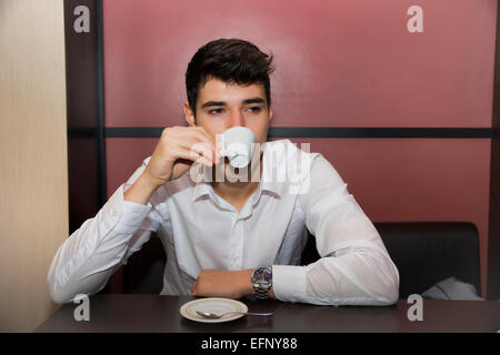 Bel homme a souligné avoir une tasse de café au café Banque D'Images