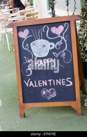 Tableau noir avec Happy Valentines Day écrit en craie rose Banque D'Images