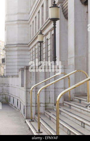 Mains courantes d'or pour les étapes sur un immeuble de bureaux à Londres Banque D'Images