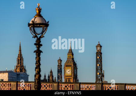 L'horloge de Big Ben (Elizabeth Tower) vue entre les lampes de la rue du Pont de Lambeth, London Banque D'Images