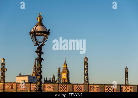 L'horloge de Big Ben (Elizabeth Tower) vue entre les lampes de la rue du Pont de Lambeth, London Banque D'Images