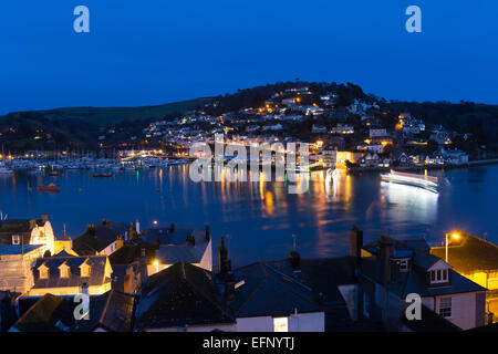 Ville de Dartmouth, en Angleterre. Vue sur le toit surélevé du soir de Dartmouth et de la rivière Dart. Banque D'Images