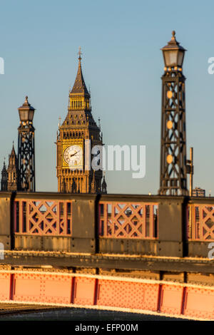 L'horloge de Big Ben (Elizabeth Tower) vue entre les lampes de la rue du Pont de Lambeth, London Banque D'Images