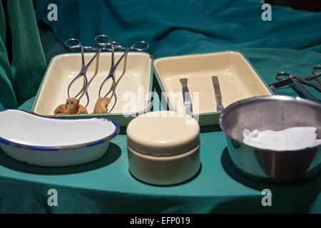 Les instruments chirurgicaux sur table Banque D'Images