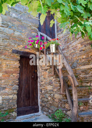 Talasnal hameau maison en pierre de schiste, les escaliers de pots de fleurs Banque D'Images