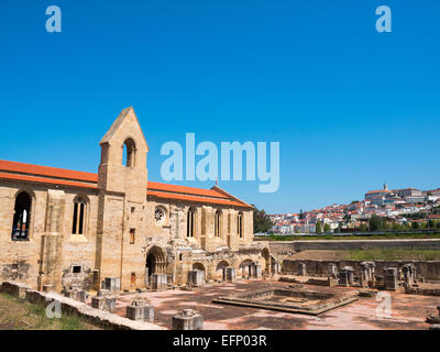 Façade Sud de St Clare-le-vieux monastère avec Coimbra ville en arrière-plan Banque D'Images