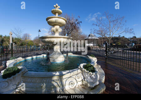 Ville de Dartmouth, en Angleterre. Vue pittoresque de la fontaine du Jubilé de l'époque victorienne situé à Dartmouth, l'avenue Royal Gardens. Banque D'Images