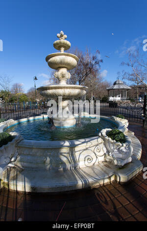 Ville de Dartmouth, en Angleterre. Vue pittoresque de la fontaine du Jubilé de l'époque victorienne situé à Dartmouth, l'avenue Royal Gardens. Banque D'Images