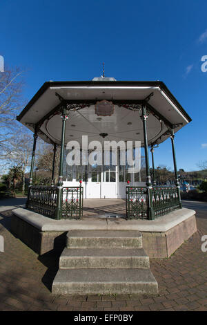 Ville de Dartmouth, en Angleterre. Vue pittoresque de Dartmouth's Royal Avenue Gardens Bandstand. Banque D'Images