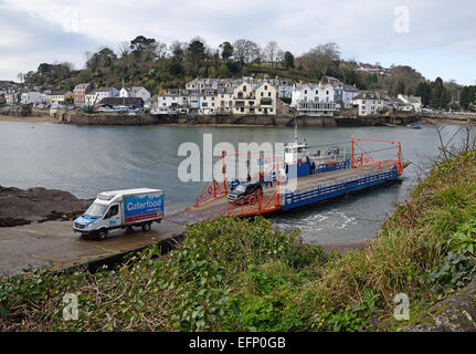 Le Fowey à Bodinnick Ferry dans le passage avec la station de Bodinnick Street, Fowey derrière. Banque D'Images