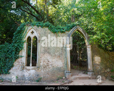 Porte et fenêtre gothique de la fontaine des amoureux dans l'hôtel Quinta das Lágrimas Banque D'Images