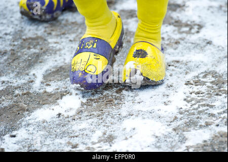 Titisee, Allemagne. 8 Février, 2015. Les chaussures des visiteurs au cours de la grande colline compétition individuelle sur la deuxième journée de la Coupe du monde de saut à ski FIS le 8 février 2015 à Titisee, Allemagne. Photo : Miroslav Dakov/Alamy Live News Banque D'Images