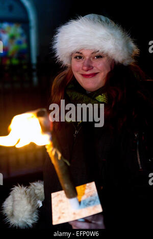 Copenhague, Danemark, 8 février 2015 : Femme avec une marche aux flambeaux avec des personnes de différentes confessions religieuses à cette procession qui célèbre l'ONU "Semaine mondiale de l'harmonie interconfessionnelle", qui préconise entre les diverses religions. C'est un événement annuel mondial qui commence la première semaine de février, première fois en 2011. Semaine mondiale de l'harmonie interconfessionnelle a été proclamée par l'Assemblée générale dans sa résolution A/RES/65/5, adoptée le 20 octobre 2010. Credit : OJPHOTOS/Alamy Live News Banque D'Images