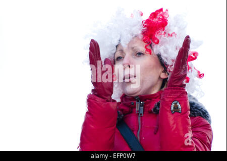 Titisee, Allemagne. 8 Février, 2015. Partisan polonais des mains au cours de la grande colline compétition individuelle sur la deuxième journée de la Coupe du monde de saut à ski FIS le 8 février 2015 à Titisee, Allemagne. Photo : Miroslav Dakov/Alamy Live News Banque D'Images