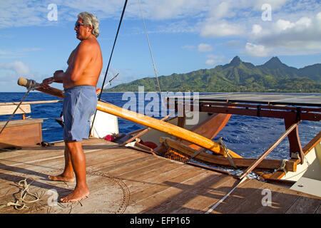 Navigateur maître Tua Pittman navigation sur le Marumaru Atua, un traditionnel Îles Cook (canoë) vaka Banque D'Images