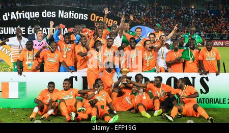 Bata, en Guinée équatoriale. Feb 8, 2015. Les joueurs de la Côte d'Ivoire posent pour une photo de groupe avec le trophée de la coupe d'Afrique des Nations pendant la cérémonie à Bata, en Guinée équatoriale, le 8 février 2015. Côte d'Ivoire a remporté le champion en battant le Ghana 9-8 en tirs de barrage de la finale de dimanche. Credit : Meng Chenguang/Xinhua/Alamy Live News Banque D'Images