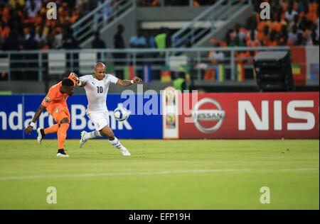 Bata, en Guinée équatoriale. Feb 8, 2015. André Ayew (R) du Ghana en compétition pendant le dernier match de Coupe d'Afrique des nations entre le Ghana et la Côte d'Ivoire à Bata, en Guinée équatoriale, le 8 février 2015. Côte d'Ivoire a battu le Ghana par 9-8 après les prolongations et tirs au but et a réclamé le titre. Credit : Meng Chenguang/Xinhua/Alamy Live News Banque D'Images