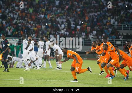 Bata, en Guinée équatoriale. Feb 8, 2015. Les joueurs de la Côte d'Ivoire célèbrent après avoir remporté le match final de la coupe d'Afrique des nations entre le Ghana et la Côte d'Ivoire à Bata, en Guinée équatoriale, le 8 février 2015. Côte d'Ivoire a battu le Ghana par 9-8 après les prolongations et tirs au but et a réclamé le titre. Crédit : Li Jing/Xinhua/Alamy Live News Banque D'Images