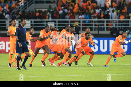 Bata, en Guinée équatoriale. Feb 8, 2015. Les joueurs de la Côte d'Ivoire célèbrent après avoir remporté le match final de la coupe d'Afrique des nations entre le Ghana et la Côte d'Ivoire à Bata, en Guinée équatoriale, le 8 février 2015. Côte d'Ivoire a battu le Ghana par 9-8 après les prolongations et tirs au but et a réclamé le titre. Credit : Meng Chenguang/Xinhua/Alamy Live News Banque D'Images