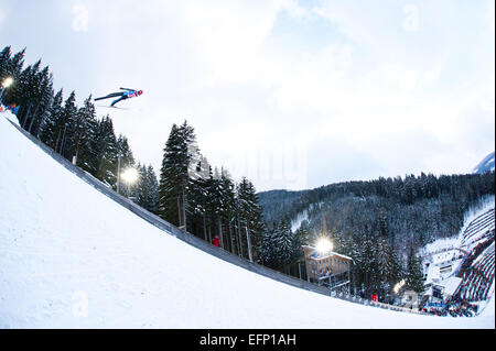 Titisee, Allemagne. 8 Février, 2015. Un concurrent en vol pendant le Grand tremplin individuel sur deux jours de la Coupe du monde de saut à ski FIS le 8 février 2015 à Titisee, Allemagne. Photo : Miroslav Dakov/Alamy Live News Banque D'Images