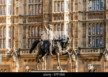 Richard Coeur de Lion est une statue équestre de 12e siècle monarque anglais, le roi Richard Ier d'Angleterre, Richard Coeur de Lion Banque D'Images