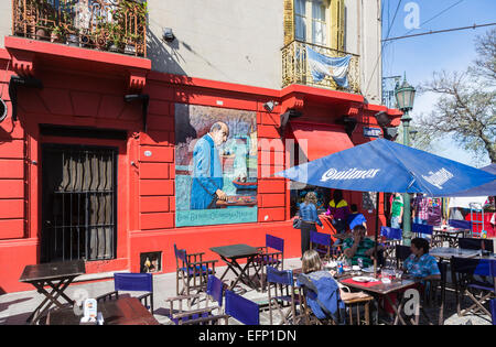 Murale colorée affiche à l'extérieur d'un restaurant en bordure de l'artiste représentant Don Benito Quinquela Martin peinture, la Boca, Buenos Aires, Argentine Banque D'Images