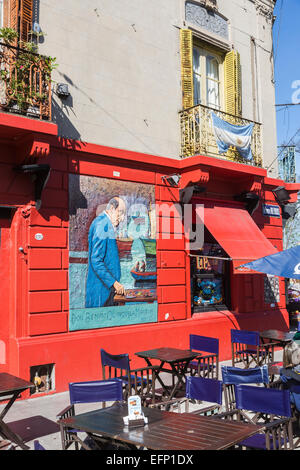 Murale colorée affiche à l'extérieur d'un restaurant en bordure de l'artiste représentant Don Benito Quinquela Martin peinture, la Boca, Buenos Aires, Argentine Banque D'Images