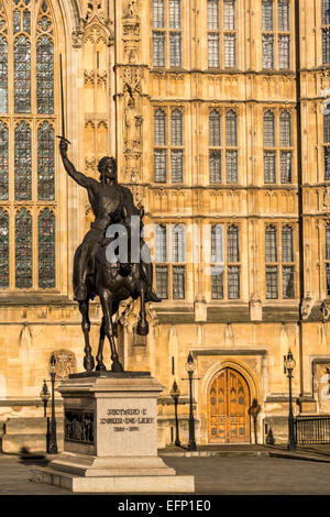 Richard Coeur de Lion est une statue équestre de 12e siècle monarque anglais, le roi Richard Ier d'Angleterre, Richard Coeur de Lion Banque D'Images