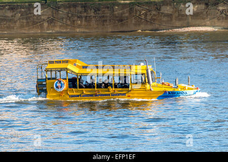 London Duck Tours est une visite à bord d'un véhicule qui peut rouler sur la route et entrer dans la Tamise aussi Banque D'Images