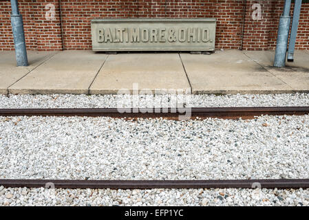 BALTIMORE, Maryland - Train marchent en face d'un ancien chemin de fer B&O signe. Le B&O Railroad Museum à Mount Clare à Baltimore, Maryland, est la plus grande collection de locomotives du xixe siècle aux États-Unis. Banque D'Images