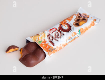 Une barre de chocolat Orange Aero, produit par Nestlé. Emballage canadien illustré. Banque D'Images